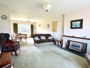 Lounge/Diner- click for photo gallery